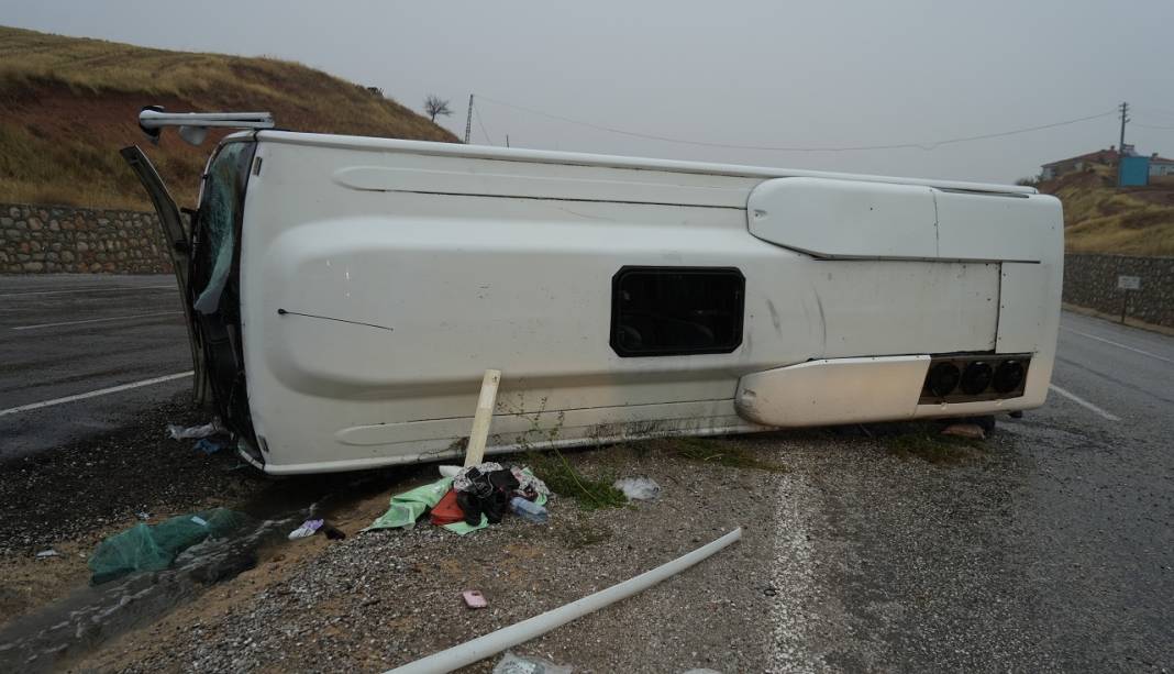 Konya-Kırıkkale yolunda işçi servisi devrildi: 15 yaralı var 6